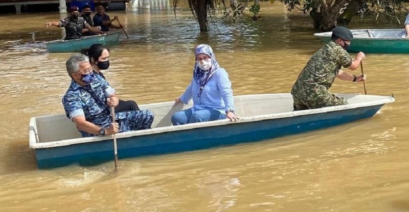 Permaisuri Malaysia Bantu Korban Banjir, Warganet: Bu Jokowi Kemana? (Rmol).