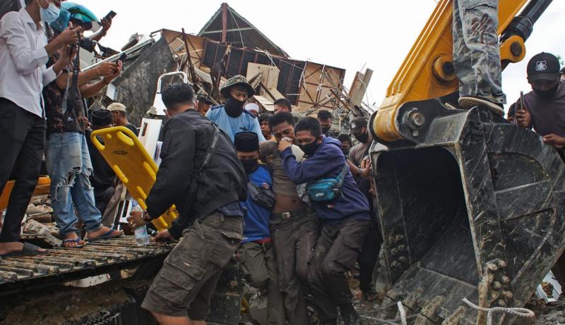 Evakuasi korban gempa dari dalam reruntuhan bangunan (liputan6)