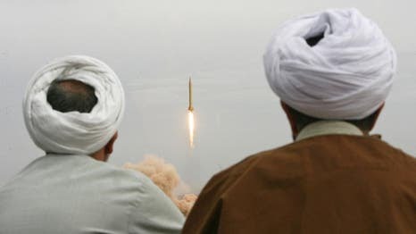 Ilustrasi dua Ulama Iran yang tengah menonton peluncuran rudal balistik. (Foto: Alarabiya).