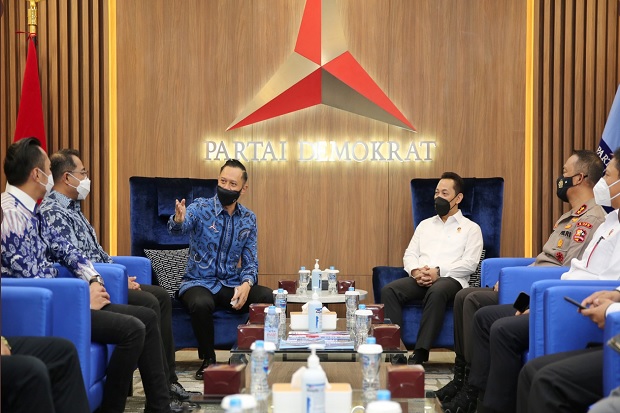 Ketua Umum DPP Partai Demokrat, Agus Harimurti Yudhoyono (AHY) menerima kunjungan calon tunggal Kapolri Komjen Pol Listyo Sigit Prabowo di Kantor DPP Partai Demokrat. Foto/Twitter AHY