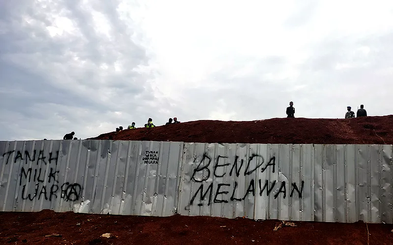 Ilustrasi Sengketa lahan. Sengketa lahan antara warga Kampung Baru, Kecamatan Benda, Kota Tangerang terdampak penggusuran proyek Jakarta Outer Ring Road 2 (JORR) ruas jalan tol Cengkareng-Batuceper-Kunciran dengan pengembang kembali memanas. Warga tidak bisa dipidana kalau menghalangi pekerja proyek diatas selama itu diatas warga karena itu masih sengketa proses dipengadilan, tegas Anggi (43 tahun) salah seorang warga. Robinsar Nainggolan