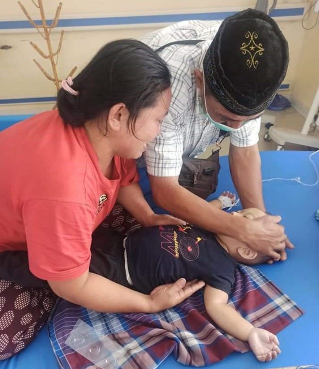 Al Fauzi (1,5 tahun) meninggal dunia karena sakit dan kedinginan selama di tenda pengungsian pascagempa 6,2 magnitudo di Mamuju, Sulawesi Barat (Kumparan)