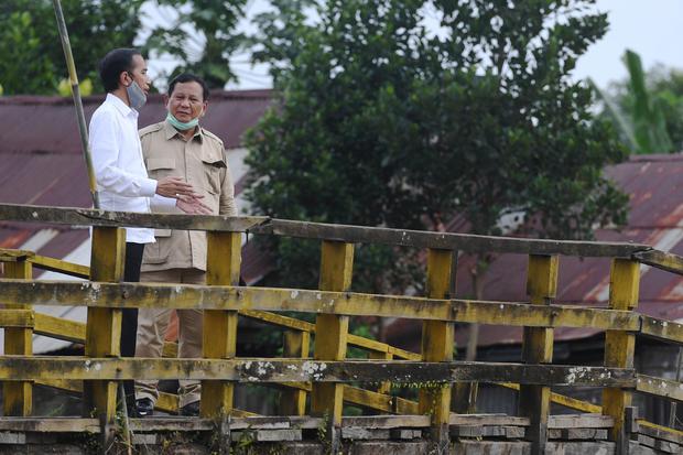 Presiden Joko Widodo dan Menteri pertahanan Prabowo Subianto saat meninjau lokasi lumbung padi di Kalteng (Katadata)