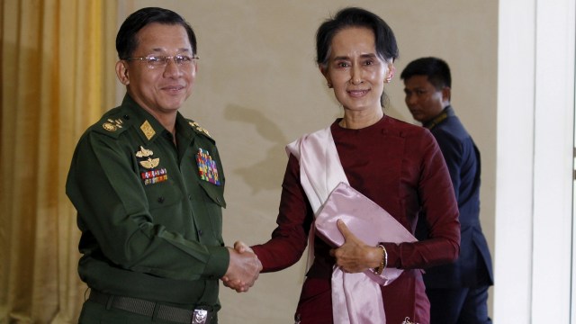 Jenderal Senior Min Aung Hlaing, Panglima Tertinggi Myanmar, berjabat tangan dengan State Counsellor (setara PM) Myanmar, Aung San Suu Kyi. (REUTERS)