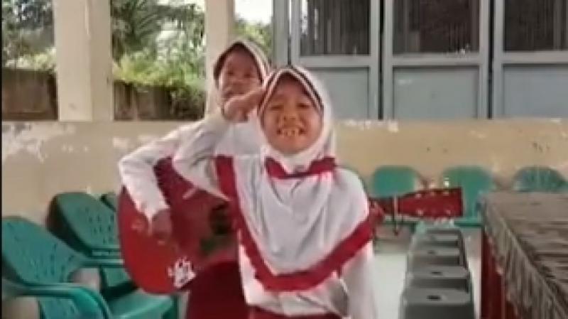 Dua bocah SD nyanyi sindir Presiden Jokowi (suara.com)