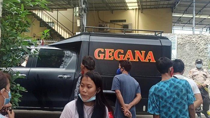 Kendaraan operasional Detasemen Gegana Satuan Brimob Polda Metro Jaya yang dikerahkan ke lokasi ledakan di Jalan D Teluk Gong, RT 10 RW 17 Kelurahan Pejagalan, Penjaringan, Jakarta Utara (Tribun)