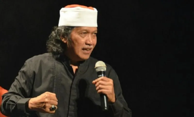 Tokoh Intelektual Muslim Indonesia, Muhammad Ainun Nadjib atau biasa dikenal Emha Ainun Nadjib atau Cak Nun sebut Islam tak maju karena ulamanya suka mengemis. (islamramah.co).