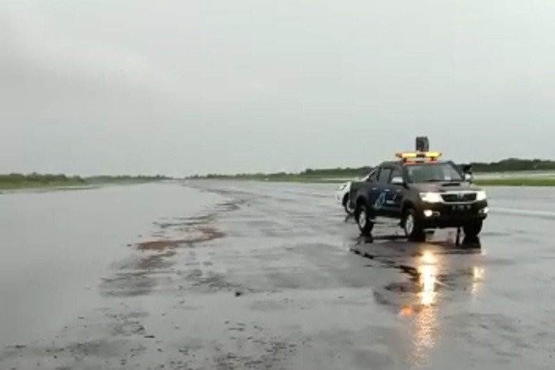 Genangan air di landasan pacu (runway) Bandara Internasional Jenderal Ahmad Yani Semarang, Sabtu (6/2/2021). ANTARA/HO-Tangkapan layar video PT Angkasa Pura I 