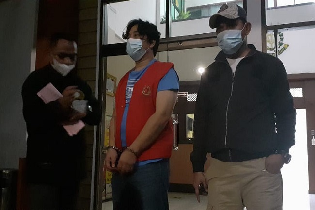 Tim Tabur Kejaksaan menangkap Direktur PT Realiance Aset Management, Ervan Fajar Mandala, dan membawanya ke kantor Kejaksaan untuk dijebloskan ke panjara. (Gatra).