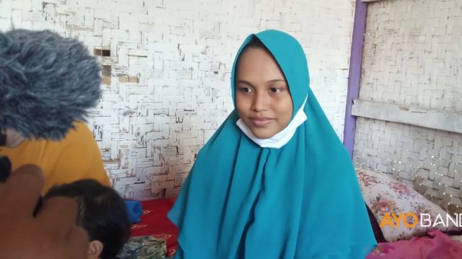 Siti Zainah janda asal Cianjur Jawa Barat mengaku hamil dan melahirkan tanpa berhubungan sex (Ayobandung)