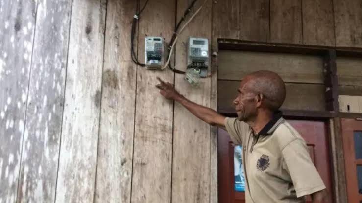 Warga di Sorong, Papua Barat menunjukkan aliran listrik yang telah tersambung di rumahnya. (Foto: Antara).