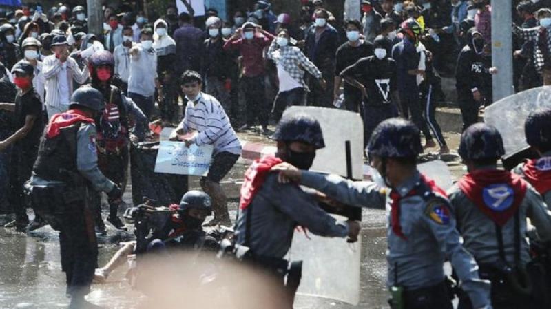 Bentrokan antara demonstran yang menentang kudeta dan aparat keamanan di Yangon, Myanmar. (AP/STR)