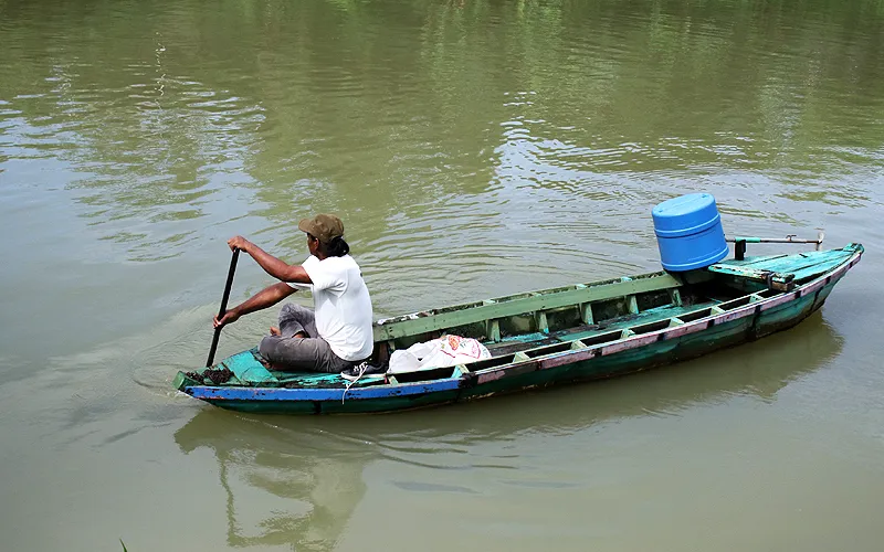 Masyrakat sekitar Bangsasuci, Kota Tangerang, Banten saat pandemi mereka menjaring ikan di Sumgai Cisadane yang melintas di kampung mereka. Dalam sehati Somad (35 tahun) biasanya mendapatkan ikan sebanyak tiga sampai lima kilogram ikan, dan ikan yang ia dapat di konsumsi bersama keluarga. Robinsar Nainggolan 