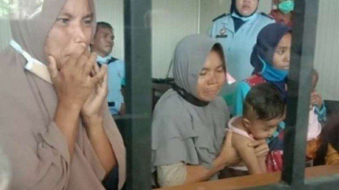 Ibu-ibu dan Balitanya dipenjara akibat protes pada pabrik rokok di Lombok, mereka marah sebab anak mereka ada yang meninggal akibat polusi dari pabrik rokok itu (youtube)
