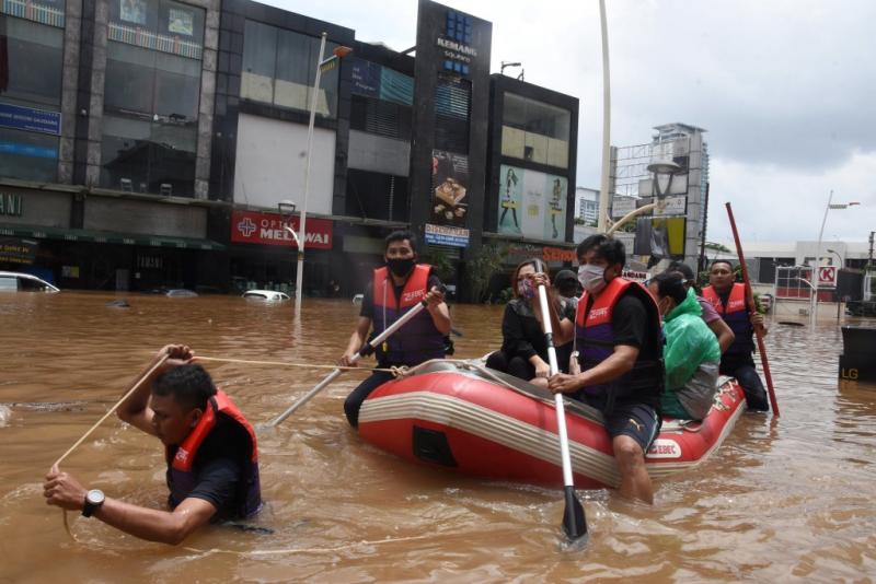 Ilustrasi banjir di Jakarta. Realitas foto: Relawan Eks FPI Turut membantu korban banjir Jakarta (Kumparan)