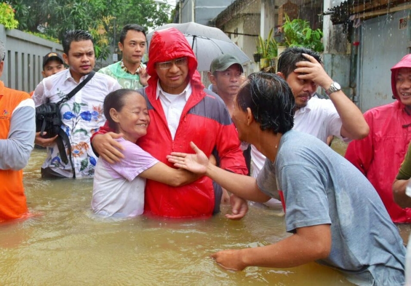 Gubernur DKI Jakarta ingatkan warga agar tak berenang di genangan banjir karena bukan kolam renang (okezone)