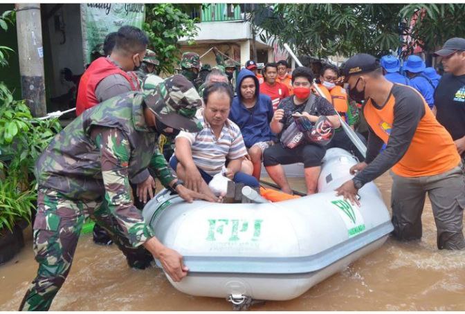 Perahu FPI Dipakai Evakuasi Meski Posko Dibubarkan, Netizen: Gak Malu? (Twitter).