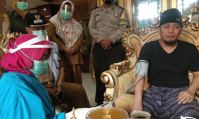 Ustaz Ujang Bustomi dikpeung TNI dan Polri saat disuntik vaksin Covid-19 (jpnn)