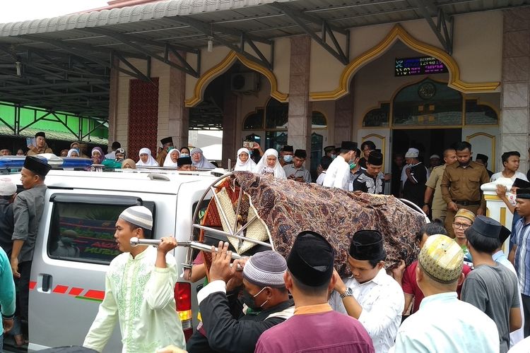 9 Remaja Masjid Tewas Ditabrak di Medan, Supir Akhirnya Serahkan Diri. (Detik).