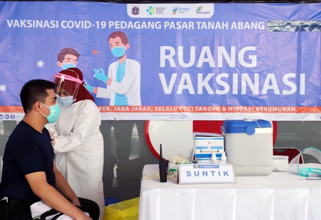 Vaksinasi pedagang Tanah Abang (Jawa Post)