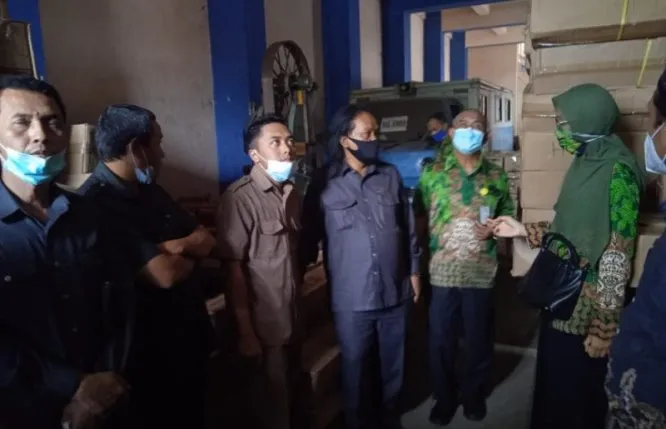 Pansus Covid-19 DPRD Jember melakukan inspeksi mendadak ke gudang penyimpanan bantuan Covid-19 di Jalan Trunojoyo, Kecamatan Kaliwates, Kabupaten Jember, Selasa (23/2). (Zumrotun Solichah/Antara)