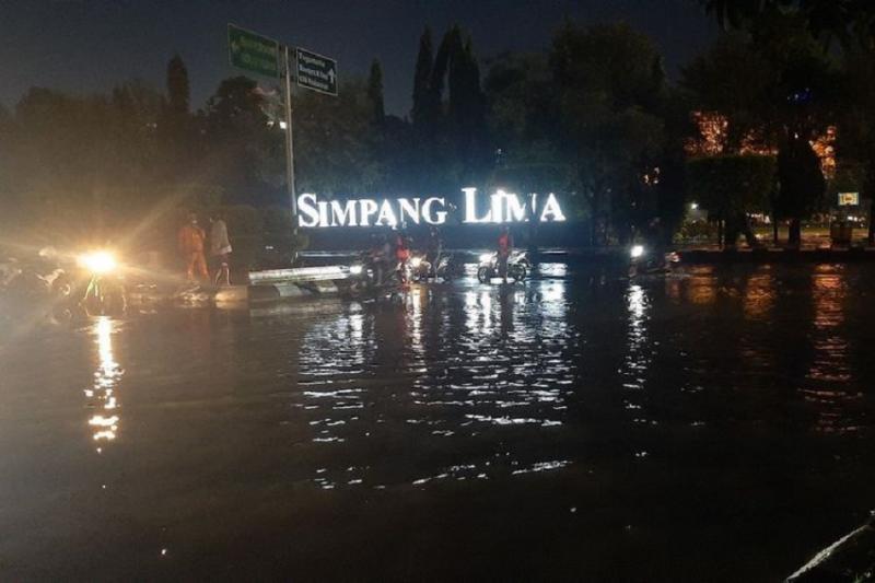 Semarang Diterjang Banjir Lagi, Pusat Kota Simpang Lima Terendam. (Kompas).