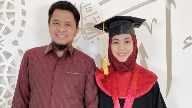 Ustadzah Oki Setiana Dewi dan Suami usai raih gelar Doktor (Suara)