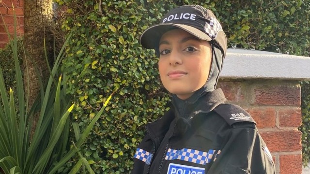 Tutorial berjihab bagi polisi wanita inggris (Leicester Mercury)