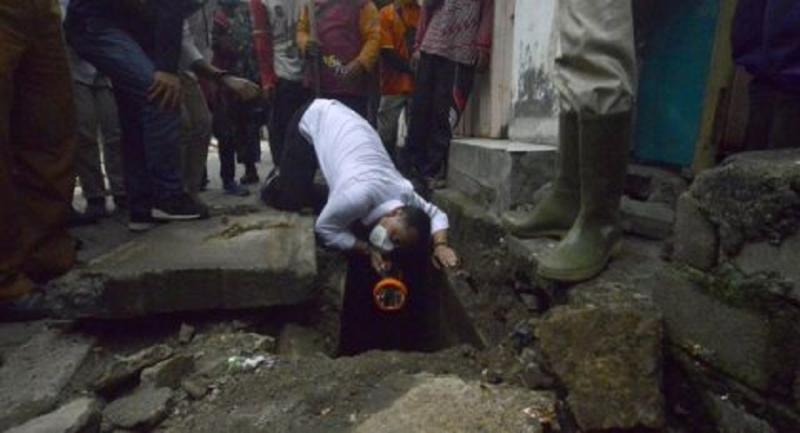Wow! Wali Kota Surabaya Jongkok hingga `Ndlosor` Lihat Gorong-gorong. (Gelora).