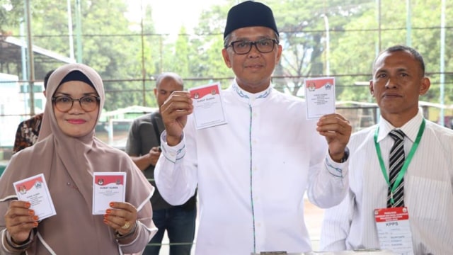 Nurdin Abdullah dan istri gunakan hak pilihnya (Kumparan)