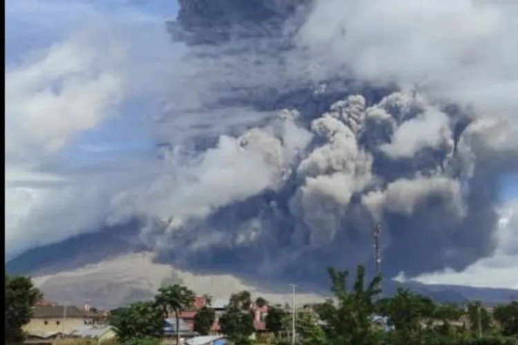 Gunung Sinabung Erupsi (Kompas)