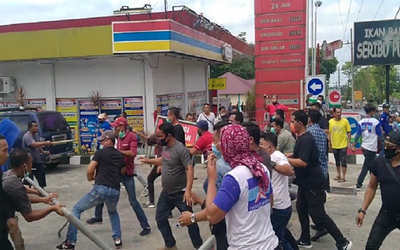 Polisi tak terlihat dinginkan bentrokan masa pendukung KLB dan pro AHY (iNews)