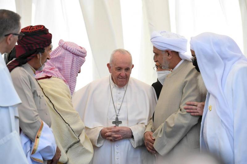 Paus Fransiskus berbicara kepada para tokoh agama Irak selama kebaktian antaragama di House of Abraham di kota kuno Ur, Provinsi Dhi Qar, selatan Irak. (Foto: The National News).