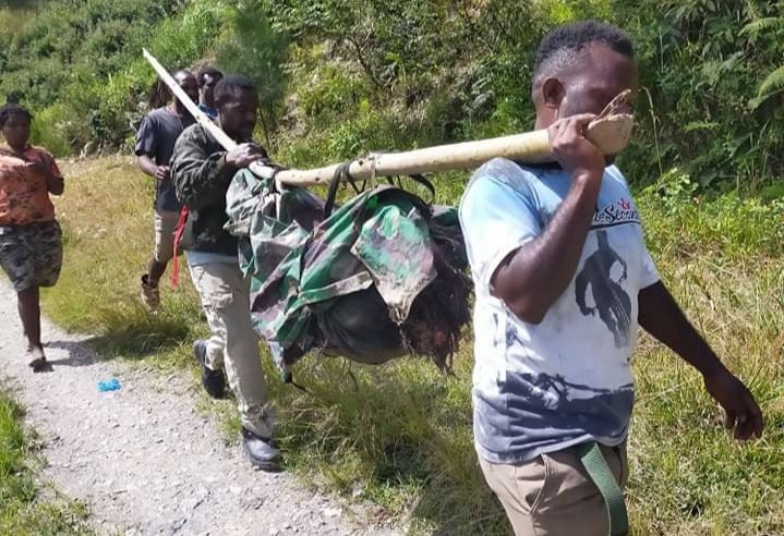 Jenazah siswa SMP Melainus Nayagu dievakuasi usai ditembak TNI di Intan Jaya, Papua (jubi.co.id)