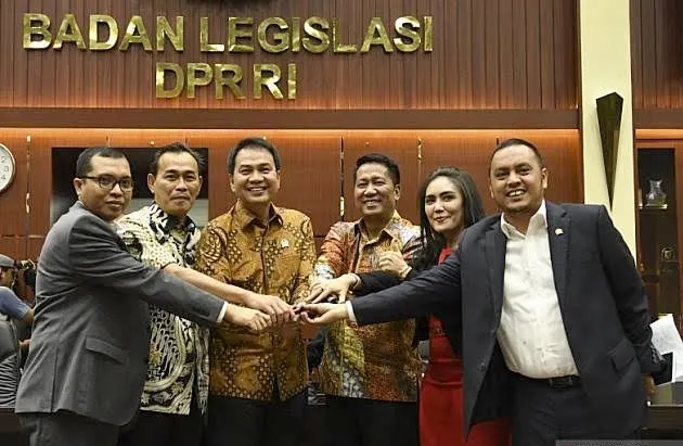 Wakil Ketua DPR RI, Azis Syamsuddin (ketiga dari kiri) usai memimpin penetapan pimpinan Baleg DPR RI, (dari kiri ke kanan) Achmad Baidlowi, Ibnu Multazam, Supratman Andi Agtas (keempat dari kiri), Rieke Diah Pitaloka, dan Willy Aditya, di Kompleks Parlemen, Senayan, Jakarta Pusat, Rabu (30/10/2019). (Foto: Antara).