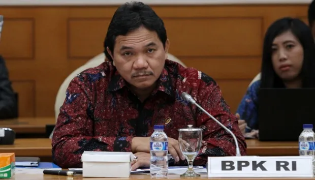 KPK siap usut uang miliaran yang mengalir ke anggota BPK Achsanul Qosasi (Tempo)