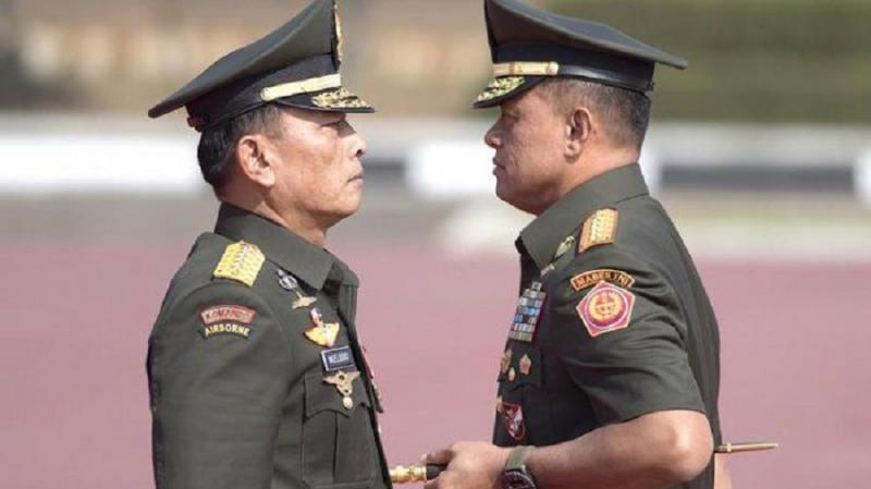 Sertijab antara Panglima TNI Jenderal Moeldoko dengan Jenderal Gatot Nurmantyo tahun 2015 (tribunnews.com).