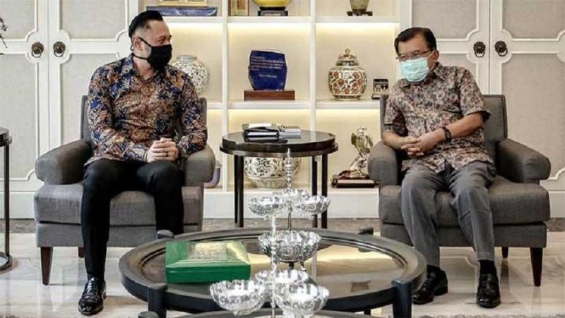 Ketua Umum Partai Demokrat Agus Harimurti Yudhoyono berbincang dengan Jusuf Kalla saat mengunjungi kediamannya pada 14 Maret 2021. Sebelumnya DPP Partai Demokrat lewat tim kuasa hukumnya, resmi menggugat para penggerak kongres luar biasa (KLB) di Sibolangit, Deli Serdang. Istimewa