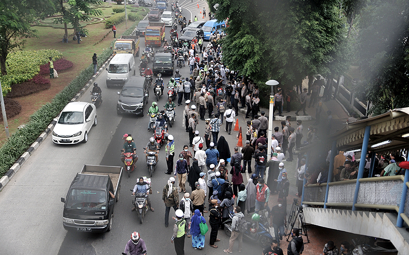 Massa Pendukung Rizieq Shihab Berkerumun di Pengadilan Negeri (PN) Jakarta Timur. Massa pendukung tetap mendatangi PN Jakarta Timur untuk menyaksikan sidang perdana Rizieq Shihab meski digelar secara virtual, terkait kasus kerumunan dan tes swab. Robinsar Nainggolan 