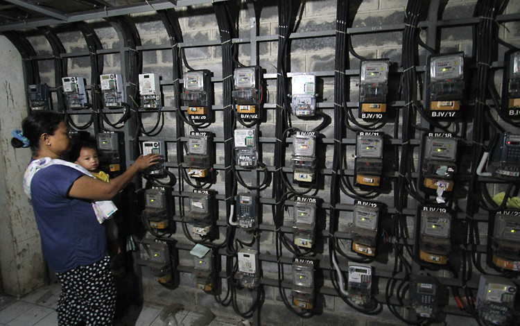 Warga melihat meteran listrik (Foto: Robisar Nainggolan)