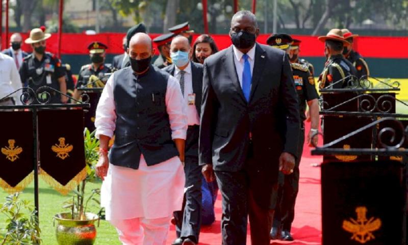 Menteri Pertahanan India Rajnath Singh dan Menteri Pertahanan AS Lloyd Austin pergi setelah resepsi seremonial di New Delhi, India, Sabtu (20/3). (photo/REUTERS/Adnan Abidi)