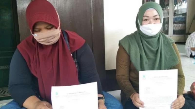 Para ibu karyawan PT MKM menggugat atas kekurangan gaji dan larangan jilbab. (Viva).