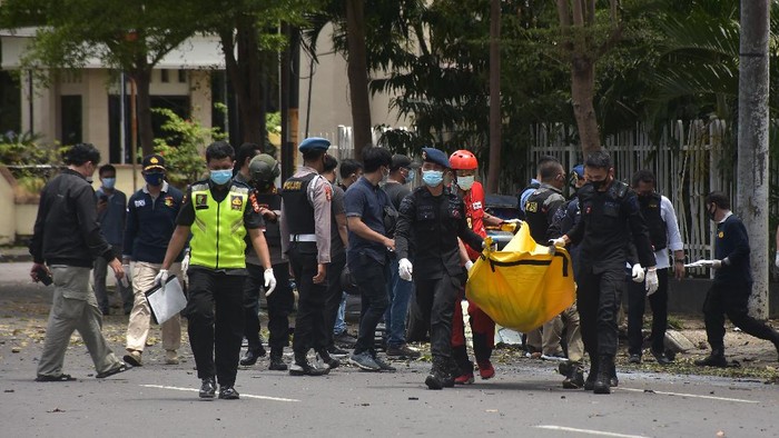 Polisi membawa jenazah pelaku bom bunuh diri di Gereja Katedral Makassar (Detik)