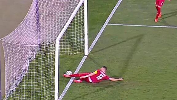 Gol Cristiano Ronlado yang tidak diakui dalam pertandingan Portugal vs Serbia (Foto: Marca)