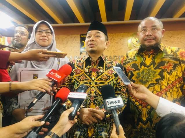 Ketua Fraksi PKS DPR RI, Jazuli Juwaini (Tengah). (Foto: Istimewa).