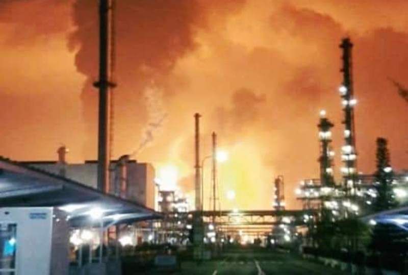 Kilang minyak Balongan terbakar hebat. Tercatat 20 orang menjadi korban ledakan dan kebakaran kilang minyak Balongan, Indramayu. Bola api terlihat hingga 5 kilometer. (Ahyar/ARAHKATA)