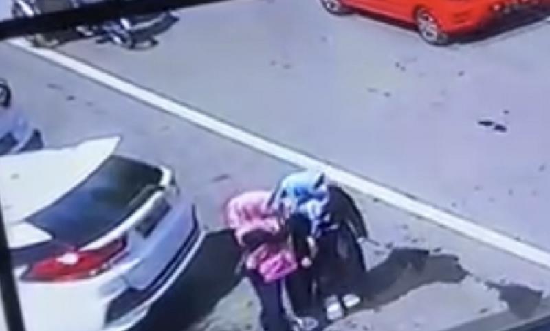 Polisi Selidiki 2 Wanita Diduga Beri Kode Sebelum Ledakan Bom Makassar. (Screenshot Twitter).