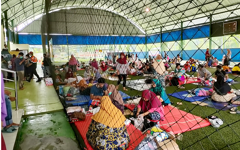 Sebanyak 932 orang terpaksa mengungsi pasca-kebakaran kilang minyak Pertamina RU VI Balongan, Indramayu, Jawa Barat, saat ini, para pengungsi ditempatkan di GOR Bumi Patra yang terdapat dua tempat penampungan. Baru hari ini pengungsi di konsentrasikan di satu titik guna memudahkan pendistribusian bantuan. Robinsar Nainggolan 