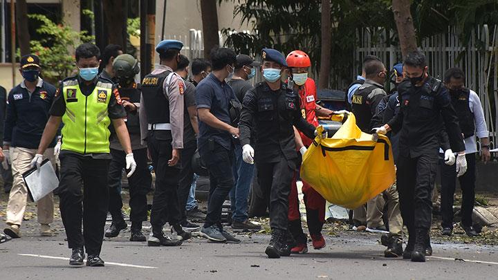 Polisi membawa potongan tubuh pelaku bom bunuh diri di gereja Katedral Makassar (Antara)