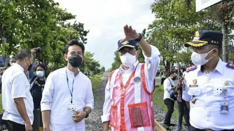 Menteri Perhubungan Budi Karya Sumadi dan Wali Kota Solo Gibran Rakabuming yang merupakan putra sulung Presiden Joko Widodo (Jokowi) meninjau pembangunan function hall atau ruang serbaguna di Terminal Tirtonadi Tipe A di Solo, Jawa Tengah, Minggu (28/2/2021). (Dok. Arsip Kementerian Perhubungan)